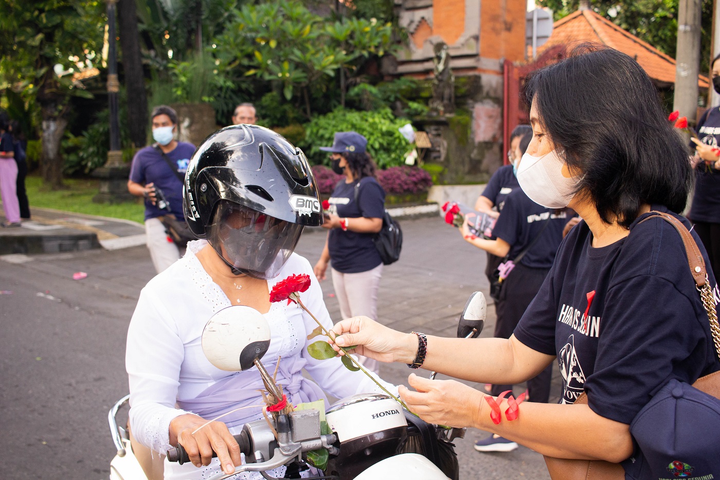 Kegiatan Pembagian Mawar Merah dan Media KIE di Perempatan Catur Muka Denpasar HAS 2022