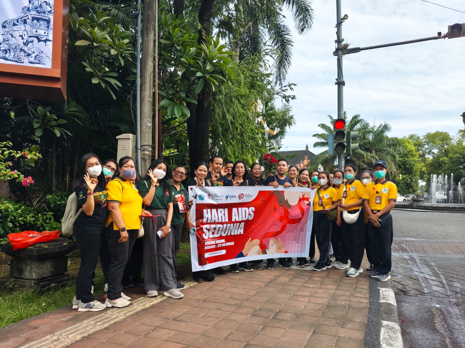 Peringatan Hari AIDS Sedunia 2025, KPA Denpasar bagikan Bunga dan Pita di Kawasan Catur Muka