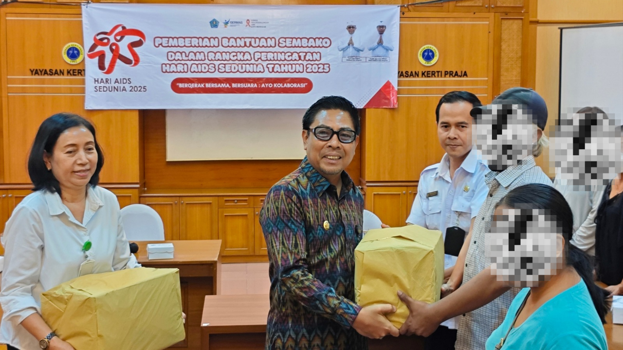 Penyerahan paket Sembako Kepada ODHIV Kurang Mampu dalam Rangka Hari AIDS Sedunia Tahun 2025